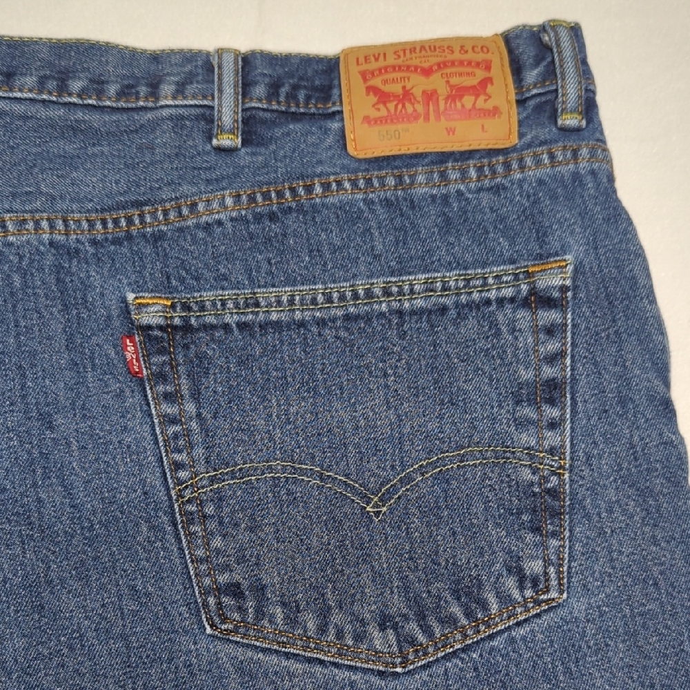 Levi's 550 Tapered Fit Medium Wash Mens Jeans Size‎ 52